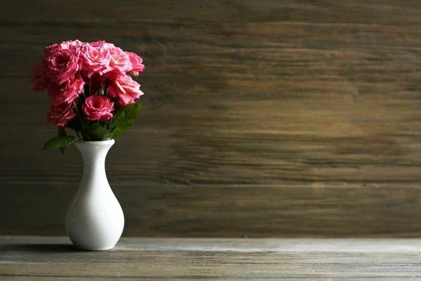 Bouquet of beautiful fresh roses on wooden background — Stock Photo, Image