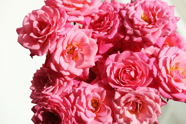 Ramo de hermosas rosas frescas en el alféizar de la ventana, primer plano —  Fotos de Stock