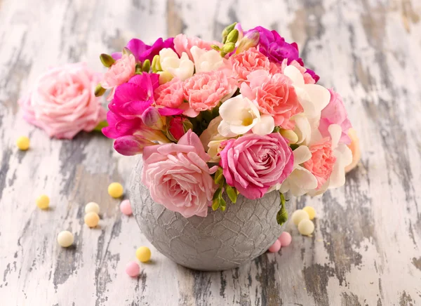 Schöne frische Frühlingsblumen im Topf auf Holztisch, Nahaufnahme — Stockfoto