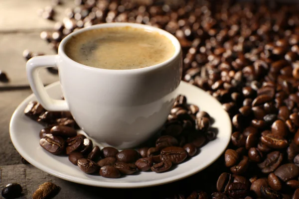 Xícara de café com grãos, close-up — Fotografia de Stock