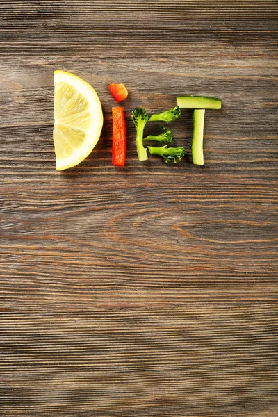 Palavra DIET feito de legumes fatiados em fundo de madeira — Fotografia de Stock