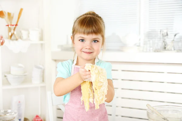 Liten flicka förbereda cookies i köket hemma — Stockfoto