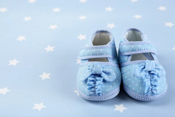 Chaussures bébé sur fond bleu — Photo