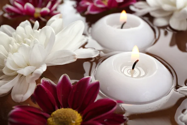 碗里的温泉水着鲜花和蜡烛，特写 — 图库照片