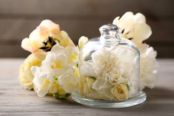 Nádherná skladba s květinami na šedém pozadí dřevěná — Stock fotografie