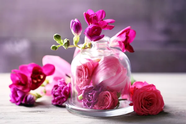 Schöne Komposition mit Blumen auf grauem Hintergrund — Stockfoto