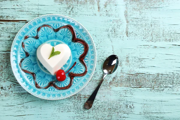 Смачний десерт Пана на тарілці, на дерев'яному столі — стокове фото