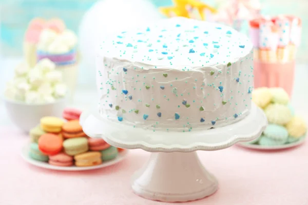 색상 배경에 장식 생일 케이크 — 스톡 사진