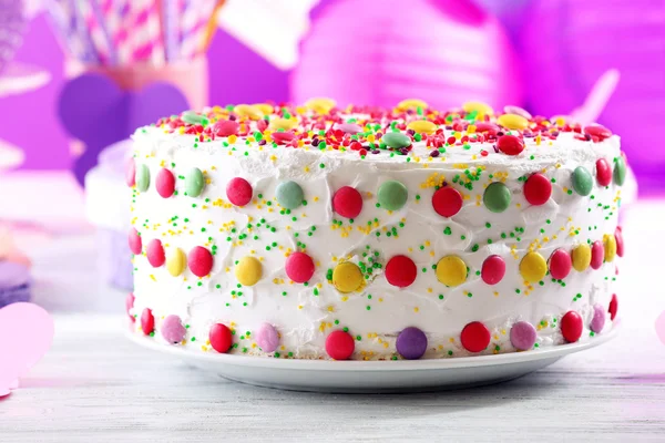 De cake van de kindverjaardag op kleurrijke achtergrond — Stockfoto