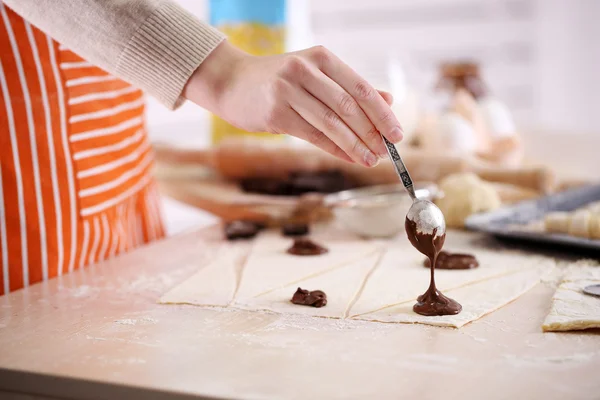 Croissant-Plätzchen backen. — Stockfoto