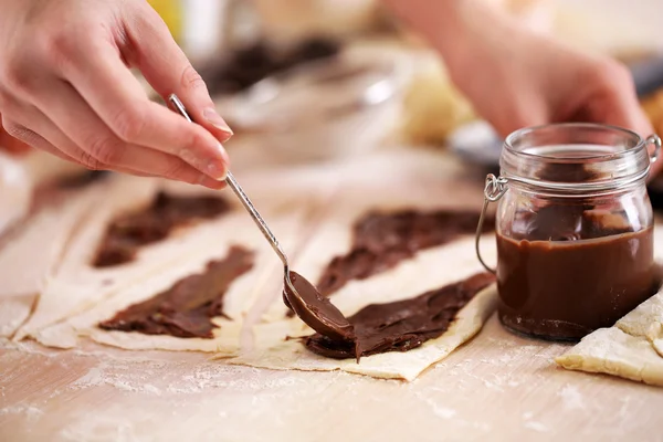 Maken van croissant cookies. — Stockfoto