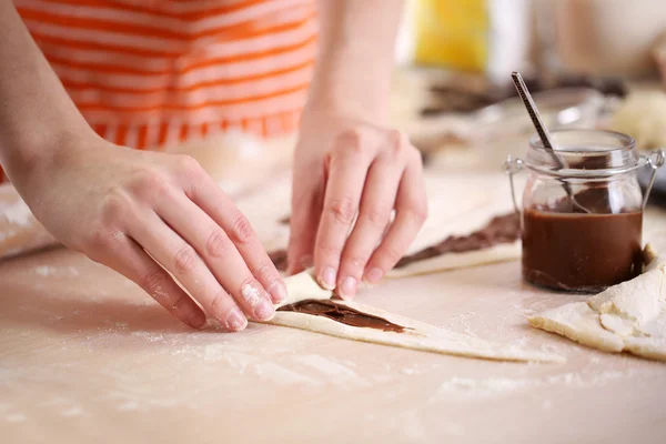 Maken van croissant cookies. — Stockfoto