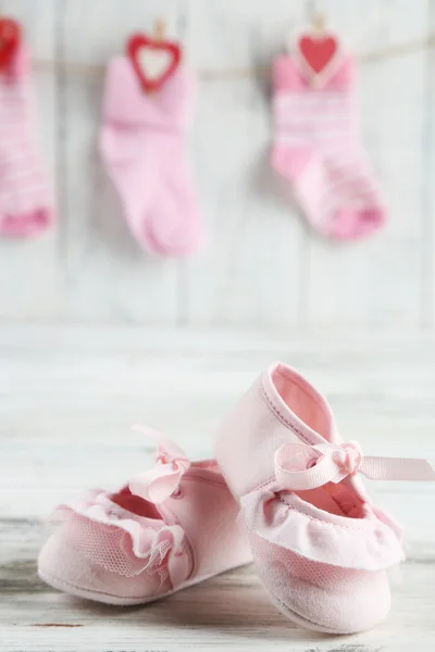 Sapatos de criança bonito no fundo de madeira — Fotografia de Stock