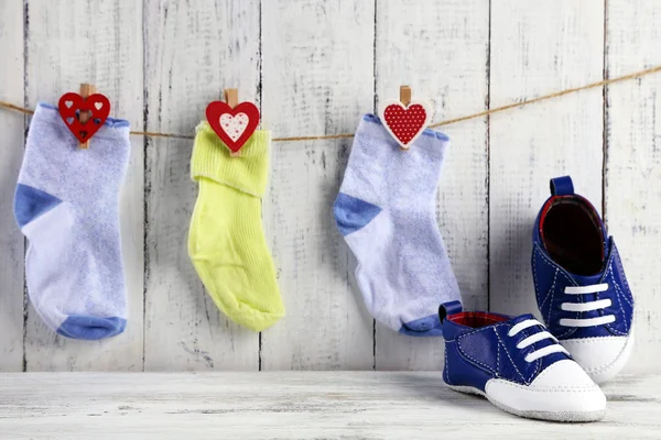 Lindos zapatos para niños pequeños y calcetines sobre fondo de madera — Foto de Stock