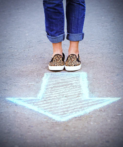 Piedi femminili e freccia di disegno — Foto Stock