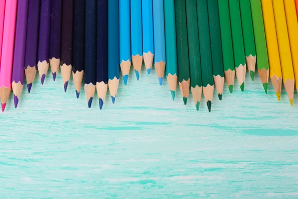 Lápices de colores en la mesa de madera — Foto de Stock