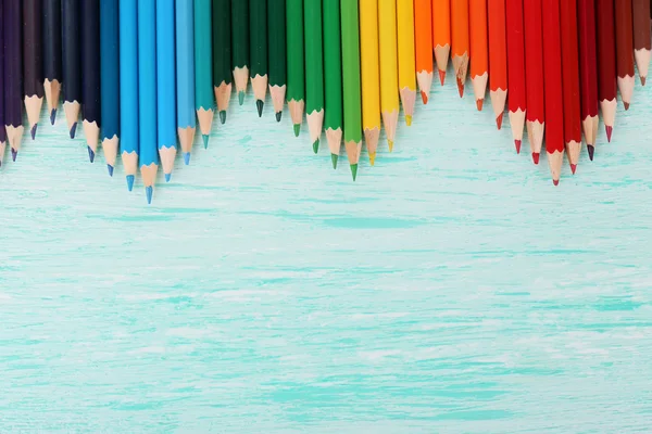 Lápices de colores en la mesa de madera — Foto de Stock