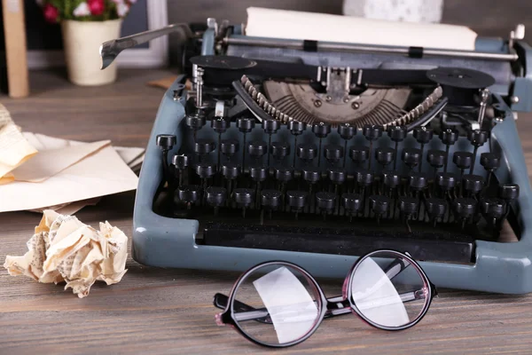 Retro psací stroj na dřevěný stůl — Stock fotografie