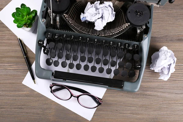 Ретро пишущая машинка на деревянном столе — стоковое фото