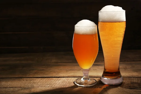Glazen bier op houten achtergrond — Stockfoto