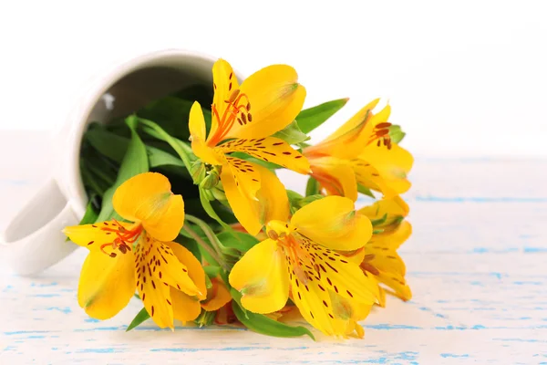 Cenário de mesa com flores — Fotografia de Stock