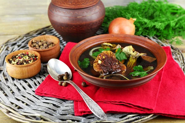 Pilzsuppe auf Weidenmann und Farbserviette, Nahaufnahme — Stockfoto