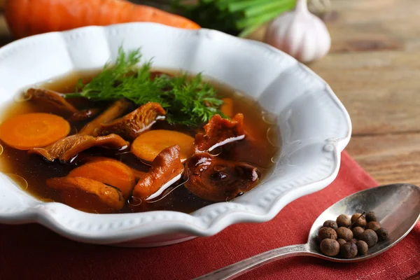 Sopa de cogumelos no guardanapo a cores, close-up — Fotografia de Stock