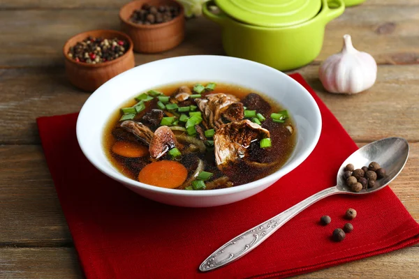 Soupe aux champignons sur fond de bois — Photo