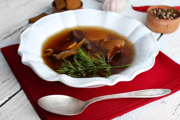 Zuppa di funghi su sfondo di legno — Foto Stock