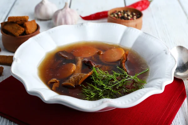 Zuppa di funghi sul tavolo di legno, primo piano — Foto Stock