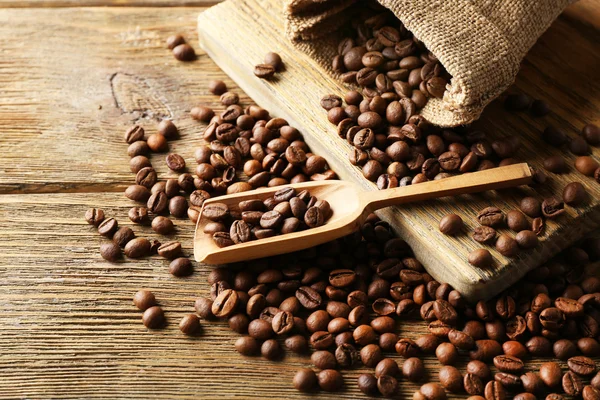 Kaffeebohnen auf Holztisch, Nahaufnahme — Stockfoto