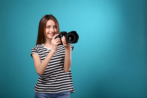 Fiatal fotós fotózni a kék háttér — Stock Fotó