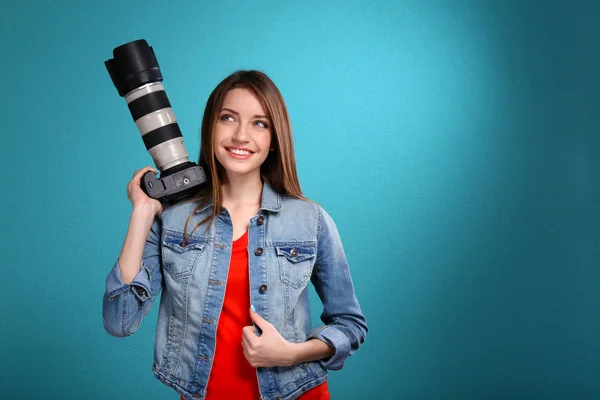 Jeune photographe féminine prenant des photos sur fond bleu — Photo