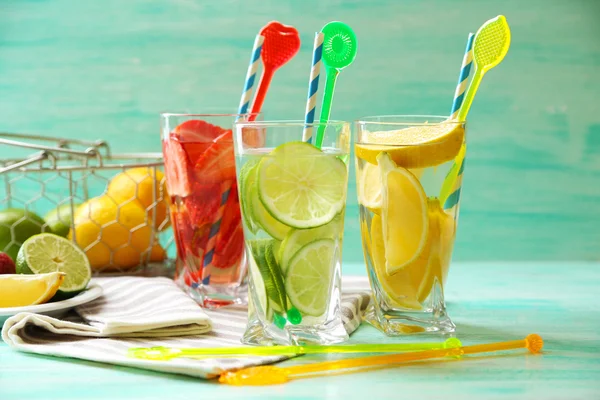 Cocktails mit frischen Erdbeeren und Zitronen auf Holzgrund — Stockfoto