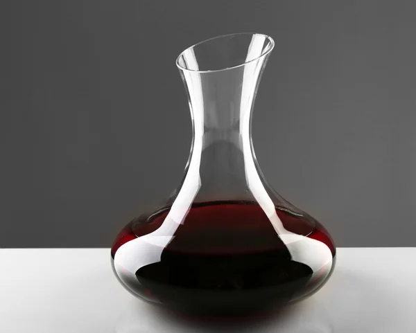 Garrafa de vidro de vinho no fundo claro — Fotografia de Stock