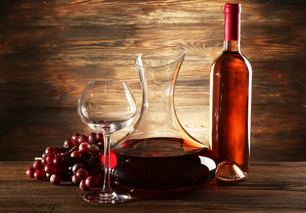 Ahşap arka plan şarap cam sürahi — Stok fotoğraf