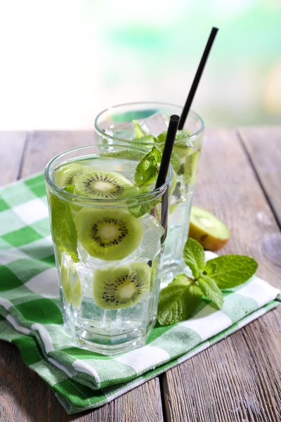 Glazen cocktails op houten tafel op heldere onscherpe achtergrond — Stockfoto