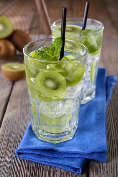 Glazen cocktails op houten tafel, close-up — Stockfoto