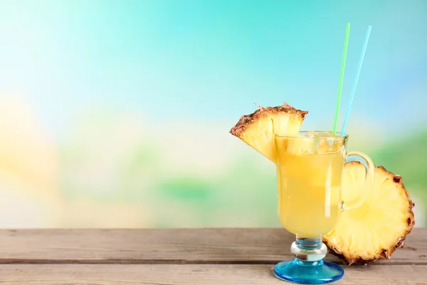 Fresh summer cocktail on wooden table on bright blurred background — Stock Photo, Image