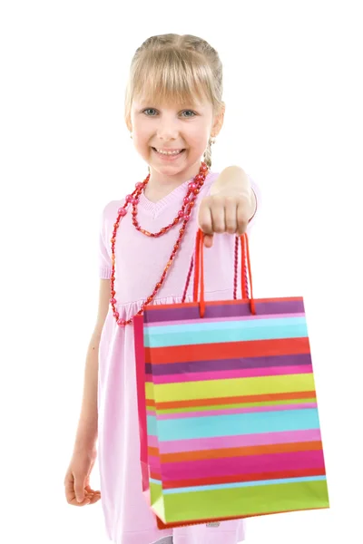 漂亮的小女孩，与购物袋上白色孤立 — 图库照片