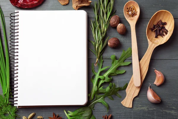 Libro de recetas abierto con hierbas frescas —  Fotos de Stock