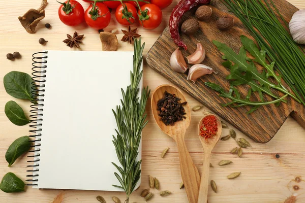 Libro de recetas abierto con hierbas frescas — Foto de Stock