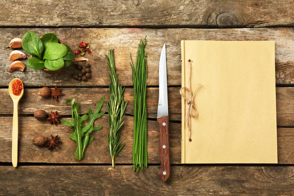 Livro de receitas aberto com ervas frescas — Fotografia de Stock