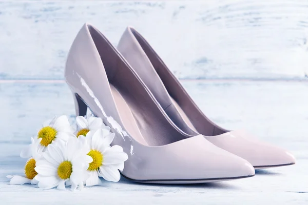 Zapato femenino con flores — Foto de Stock