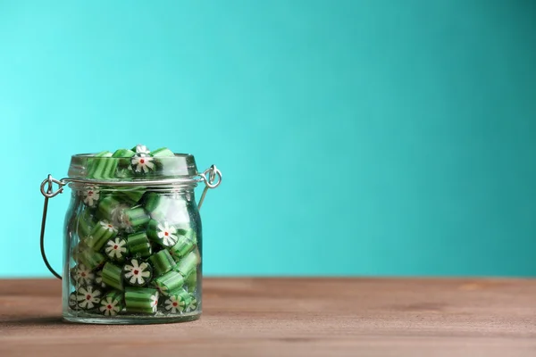 Kavanoz içinde renkli şekerler — Stok fotoğraf