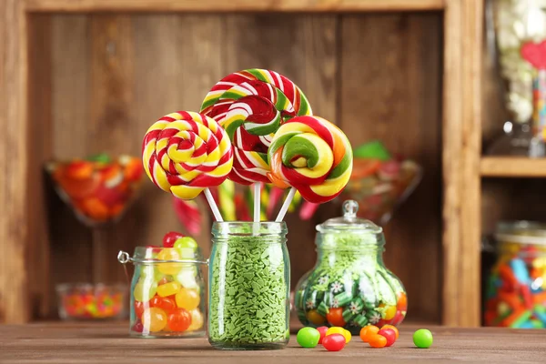 Kolorowe cukierki w słoikach — Zdjęcie stockowe