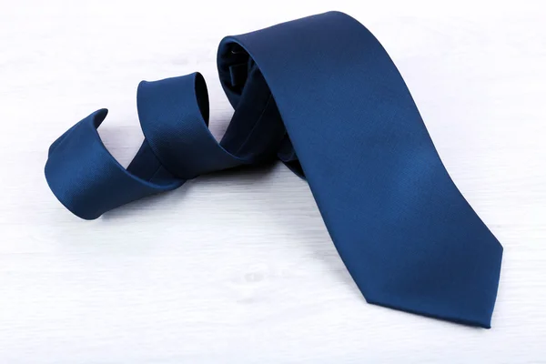 Ahşap masa arka plan üzerinde erkek kravat — Stok fotoğraf