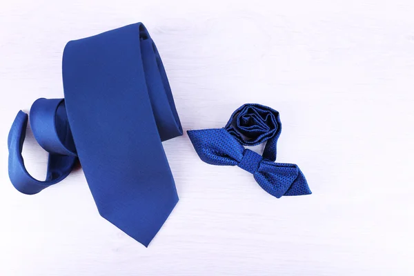 Gravata masculina e gravata borboleta em fundo de mesa de madeira — Fotografia de Stock