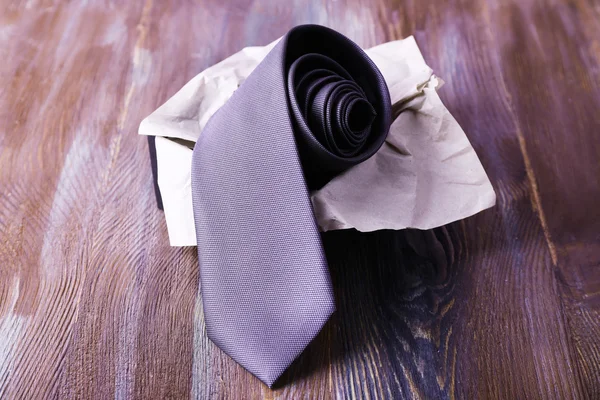 Cravatta maschile in scatola su sfondo di legno — Foto Stock