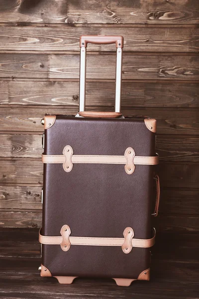 Koffer auf Holzgrund — Stockfoto